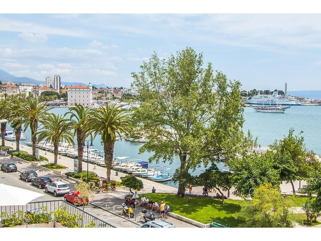 Sunny Promenade Studio Split Apartment